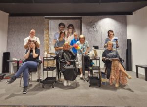 Theaterverein Trier-Feyen präsentiert turbulente Friseur-Komödie „Haarige Zeiten“